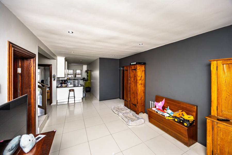 To Let 5 Bedroom Property for Rent in Cove Rock Eastern Cape